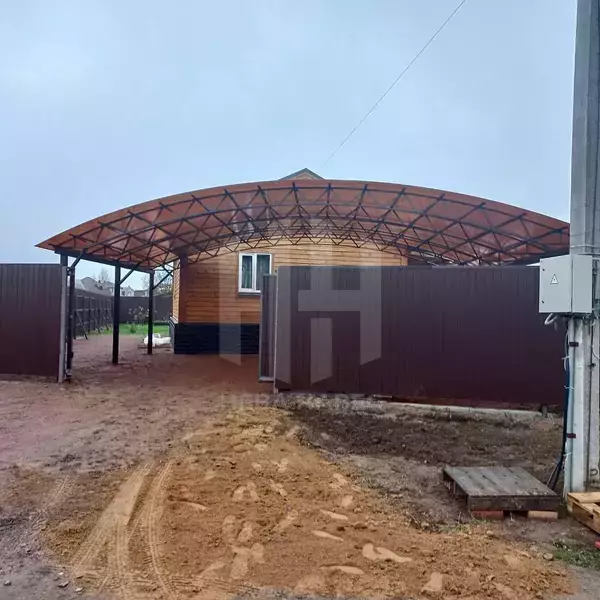 навес с арочной кровлей из коричневого сотового поликарбоната