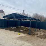 двускатный навес с кровлей из профнастила серого цвета