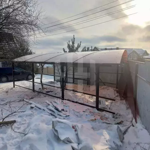 металлический навес с арочной крышей из сотового поликарбоната