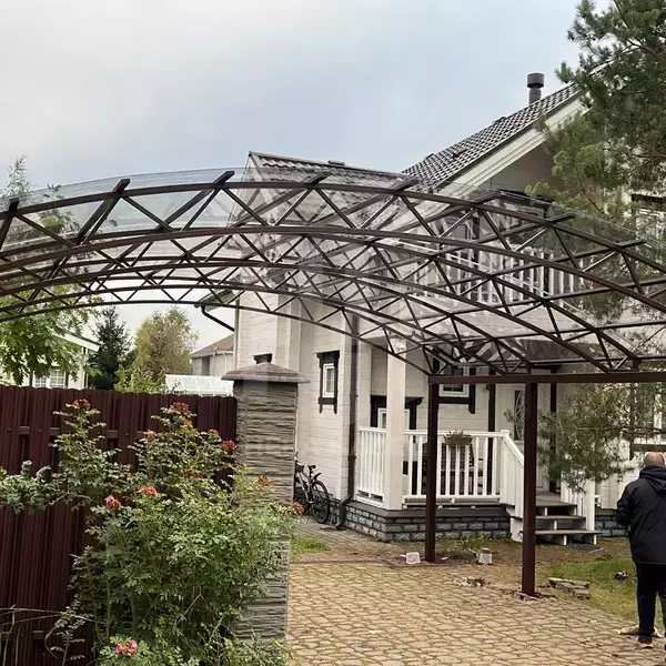 Арочный навес для автомобиля с крышей из прозрачного монолитного поликарбоната