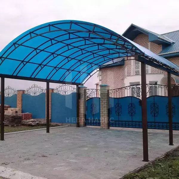 Арочный навес для дома с синим поликарбонатом