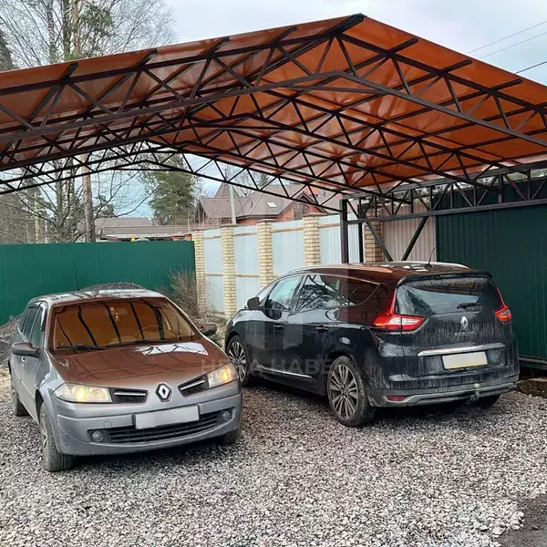 навес для двух автомобилей с двускатной кровлей из сотового поликарбоната