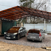 автонавес с двускатной крышей из поликарбоната толщиной 8 миллиметра