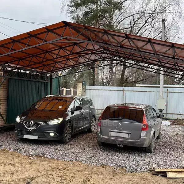 автонавес с двускатной крышей из поликарбоната толщиной 8 миллиметра