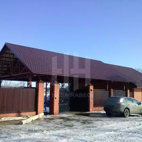 Двускатный навес из металлочерепицы с высокой кровлей