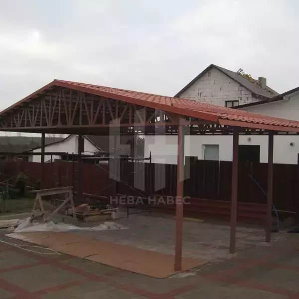 Навес с красной металлочерепицей и двускатной формой крыши