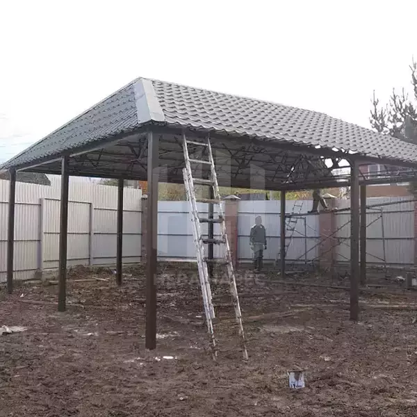 Высокий вальмовый навес из металлочерепицы