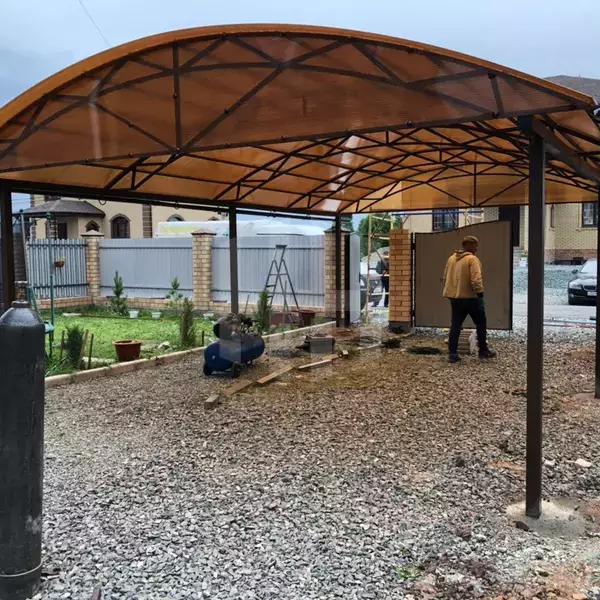 Навес из поликарбоната с ветровыми заслонками