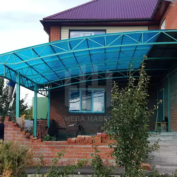 Примыкающий навес из поликарбоната синего цвета