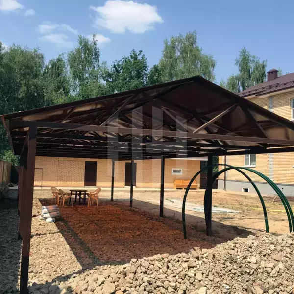 Двускатный навес из поликарбоната с усиленными балками