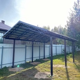 навес с двускатной крышей из металлочерепицы
