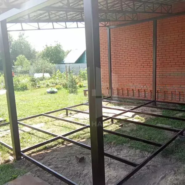 конструкция навес с кровлей из металлочерепицы