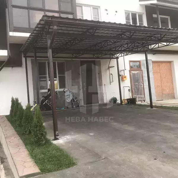 примыкающий навес с кровлей из металлочерепицей