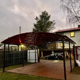 отдельностоящий арочный навес для дачи с поликабонатом