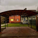 арочный навес для дачного дома с кровлей из сотового поликарбоната коричневого цвета