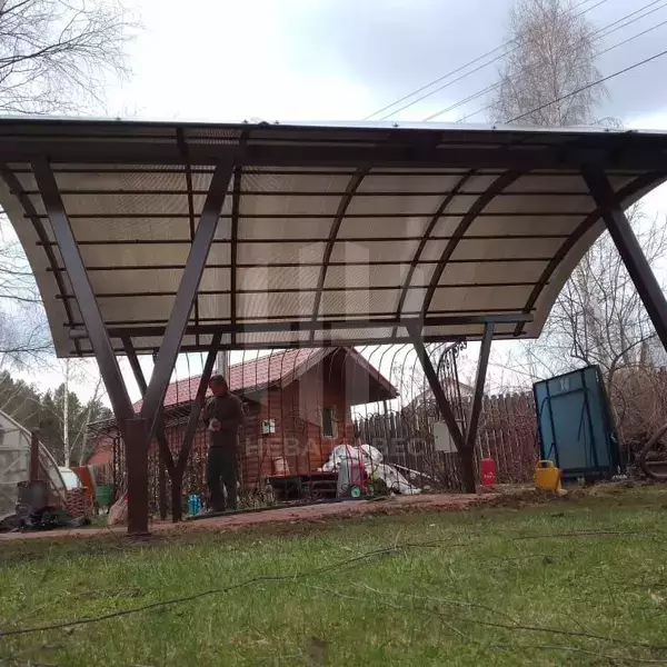 Арочный навес для дачи с кровлей из поликарбоната