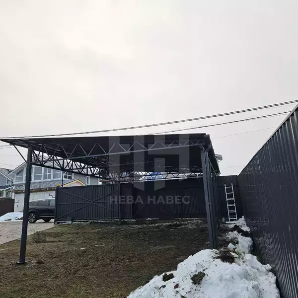 прямой навес для дома с кровлей из серого профнастила