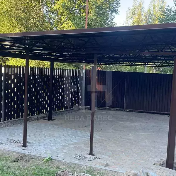 односкатный навес с кровлей из профлиста для загородного дома