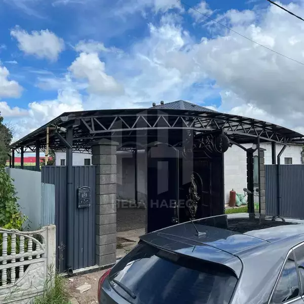 навес для автомобиля с арочной кровлей