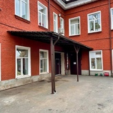 навес с односкатной кровлей из металлочерепицы коричневого цвета