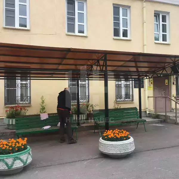 Навес с односкатной крышей из сотового поликарбоната