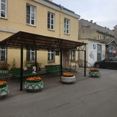односкатный навес с тонированным сотовым поликарбонатом