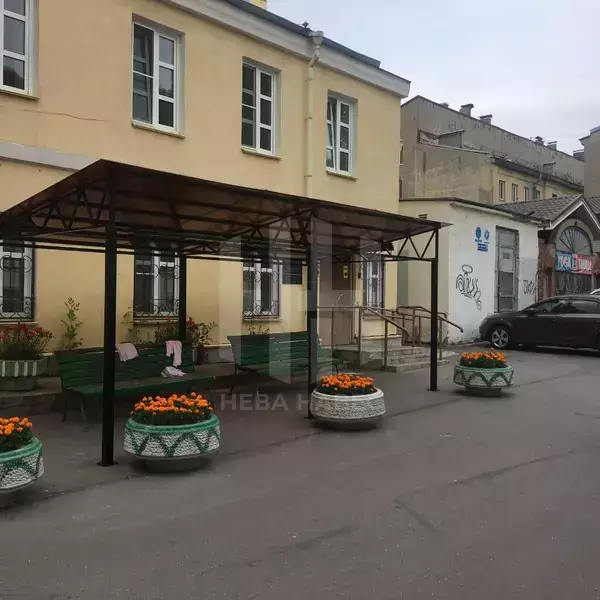 односкатный навес с тонированным сотовым поликарбонатом