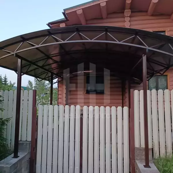 Навес арочный примыкающий к дачному дому
