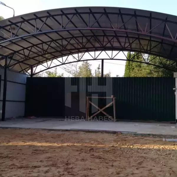 арочный стальной навес с боковыми стенками