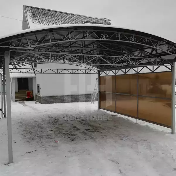 Навес с боковыми стенками и водосточной системой