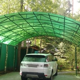 арочный навес с боковой стенкой под авто