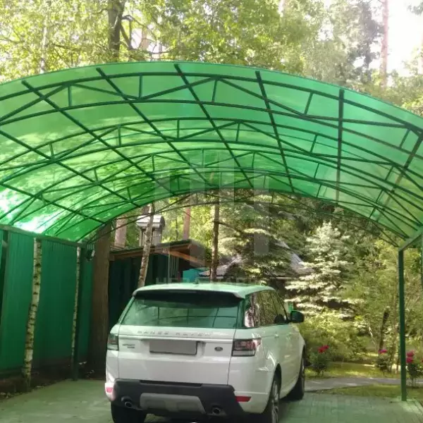 арочный навес с боковой стенкой под авто