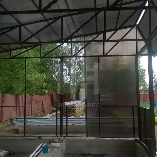 односкатный навес с боковыми вставками из сотового поликарбоната