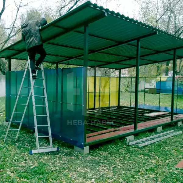 Навес односкатный с тремя боковыми стенками из поликарбоната