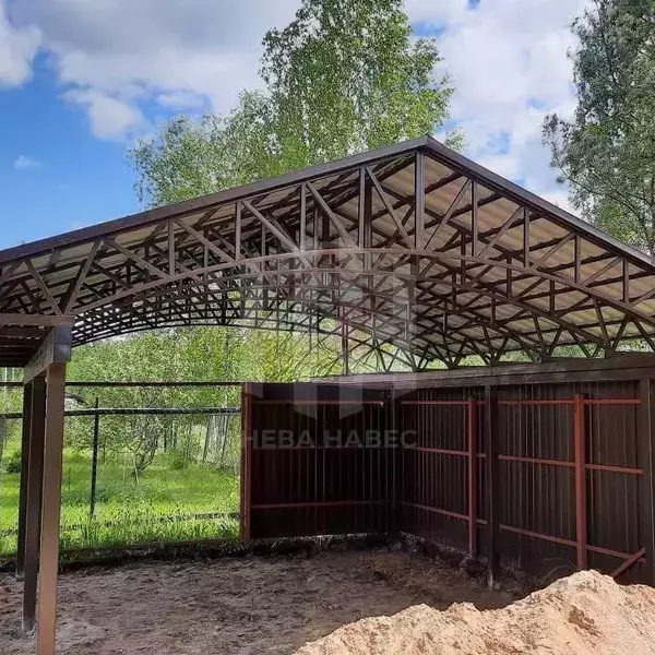 Навес с двускатной кровлей серого цвета