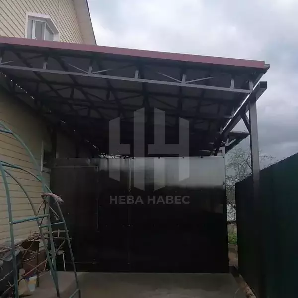 Навес с профнастилом НС 16, примыкающий к дому с водостоком