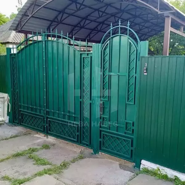 Арочный навес с профилированным поликарбонатом для автомобиля