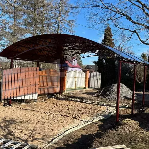 арочный навес с кровлей из коричневого поликарбоната