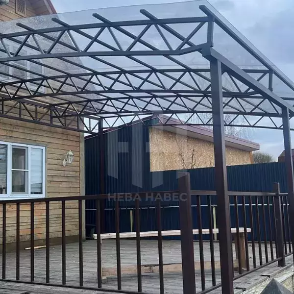 примыкающий полуарочный навес для загородного дома, покрытие монолитный поликарбонат
