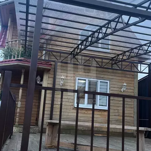 навес из прозрачного монолитного поликарбоната, для террасы с металлическими перилами