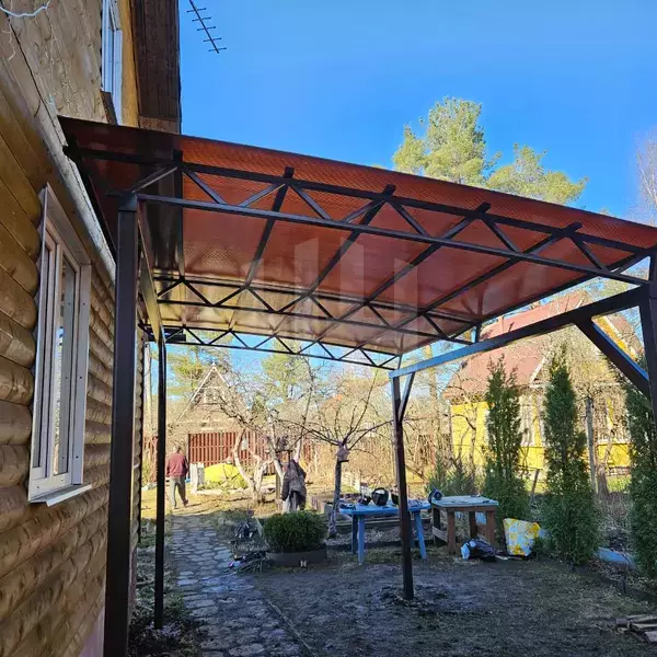 стальной навес с кровлей из сотового поликарбоната коричневого цвета