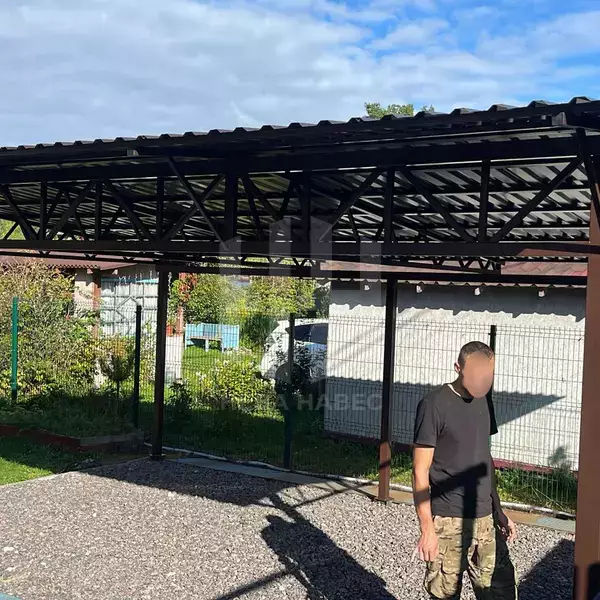 односкатный навес для загородного дома с кровлей из профлиста