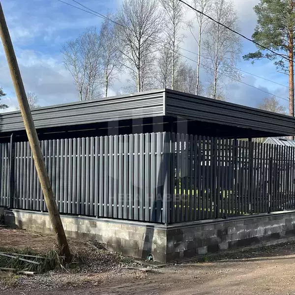 лофт-навес с односкатной кровлей, хозблоком, и зашивкой фриз кровли