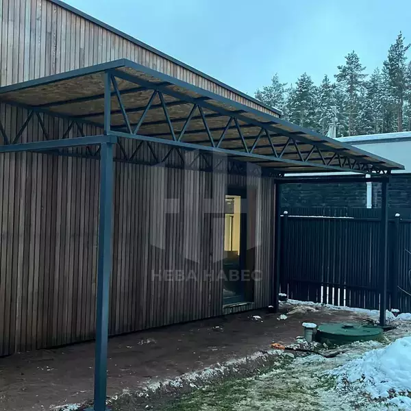 навес с мягкой кровлей на четырёх опорных столбах