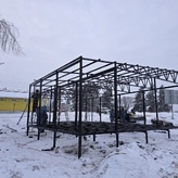 металлический каркас с основанием пола