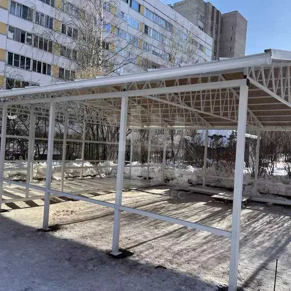 двускатный навес с крышей из кликфальц панелей белого цвета