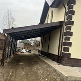 односкатный примыкающий навес с водосточной системой и снегодержателем